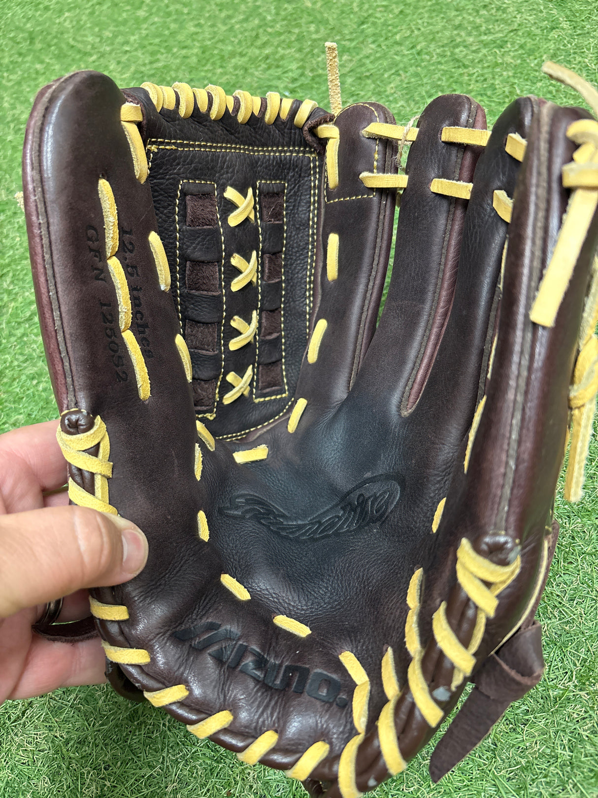 Used Mizuno Franchise 12.5in RHT Softball Glove
