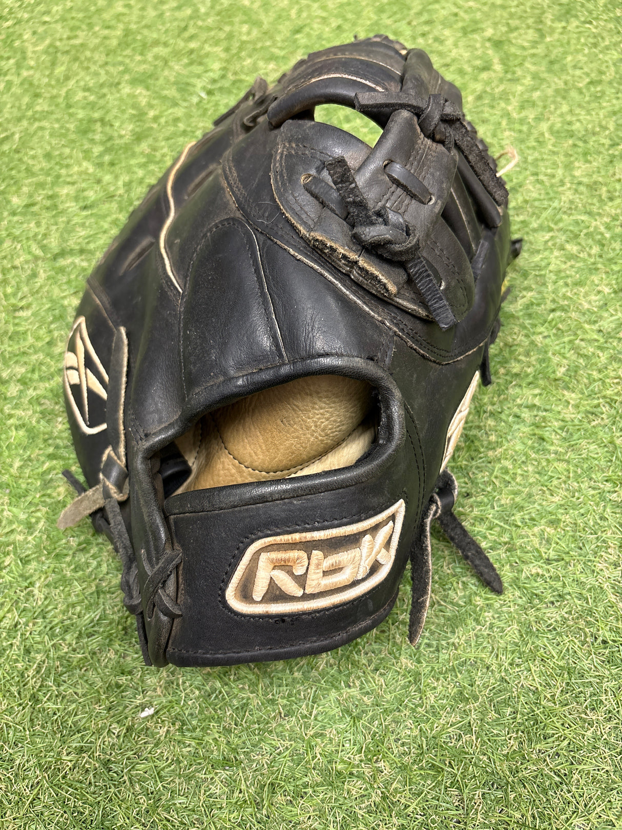 Used Reebok VR6000 Series 12in RHT First Base Mitt