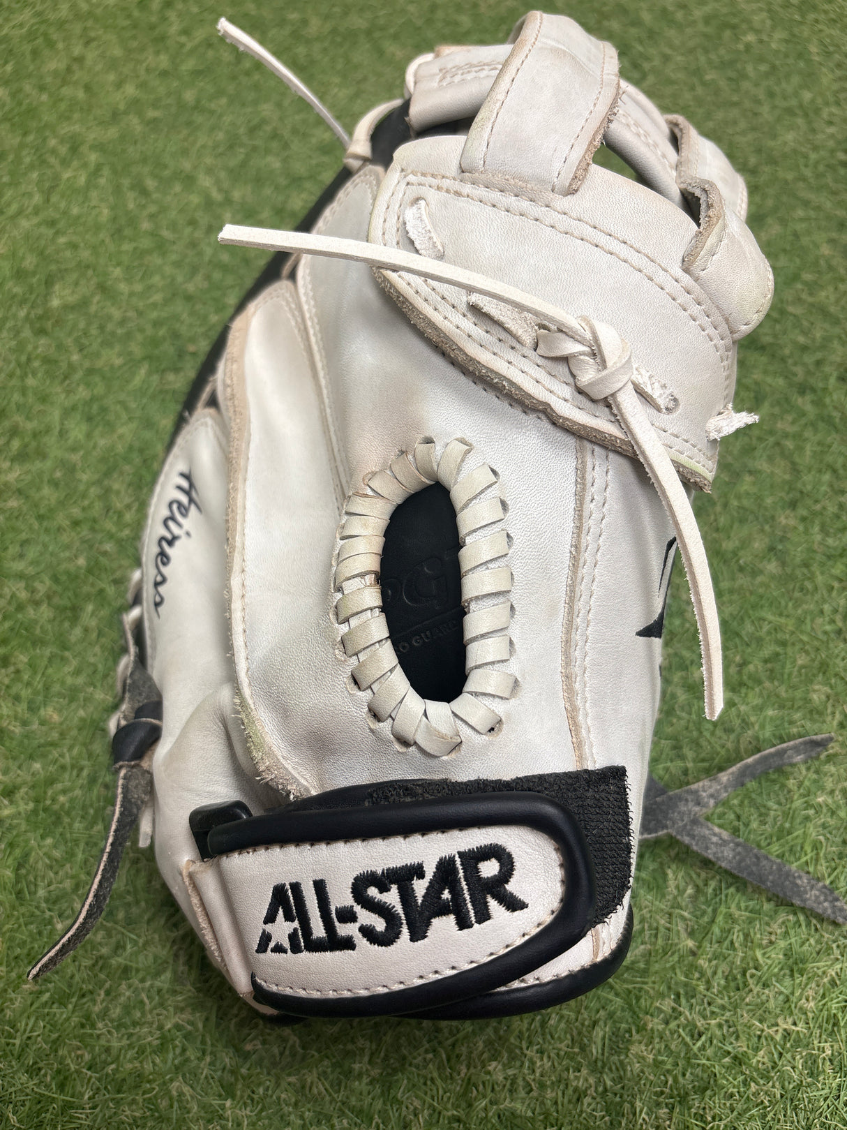 Used All-Star Heiress Series 34" Fastpitch RHT Catchers Mitt - White