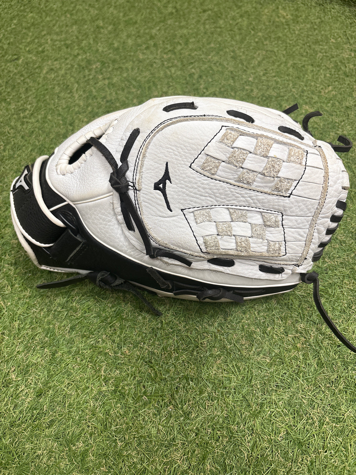 Used Mizuno 12.5'' Supreme Series RHT Fastpitch Glove - White