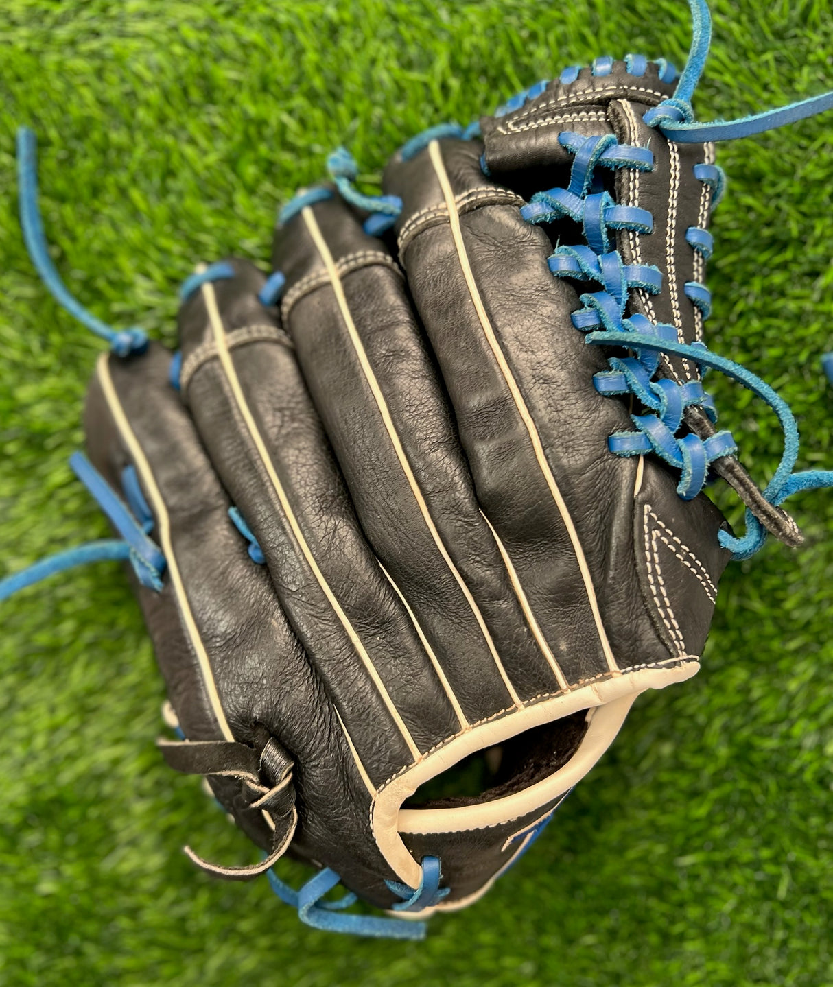 Used Marucci Acadia 11.75in Youth Glove