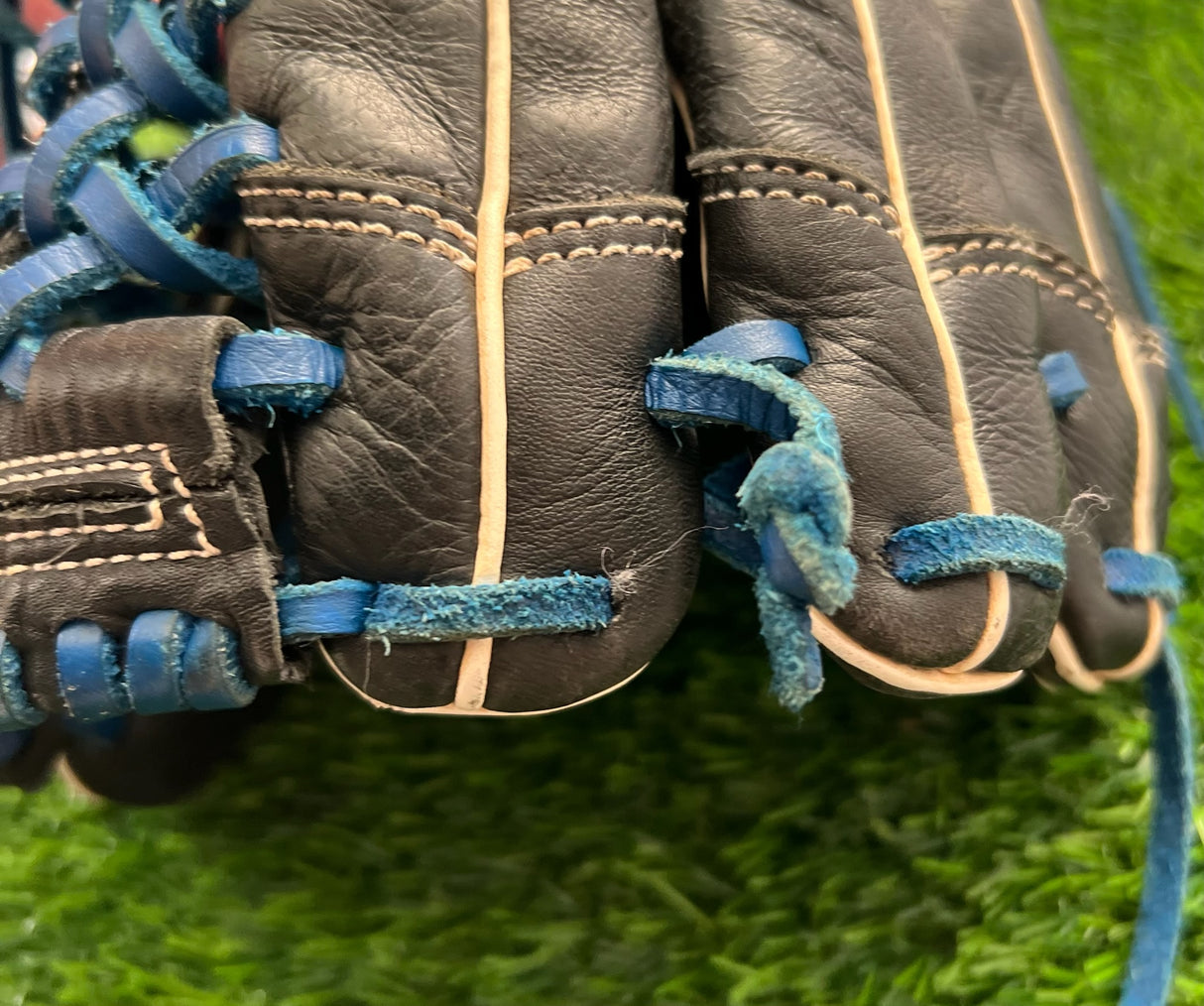 Used Marucci Acadia 11.75in Youth Glove