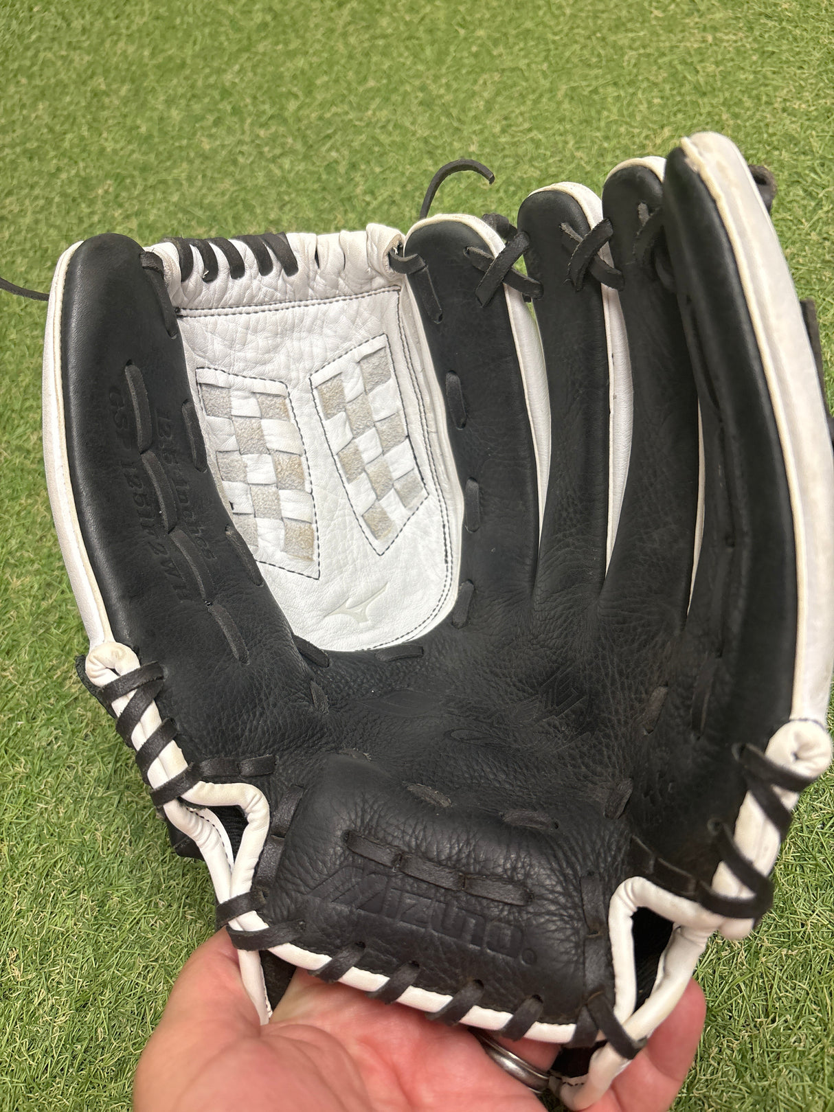 Used Mizuno 12.5'' Supreme Series RHT Fastpitch Glove - White