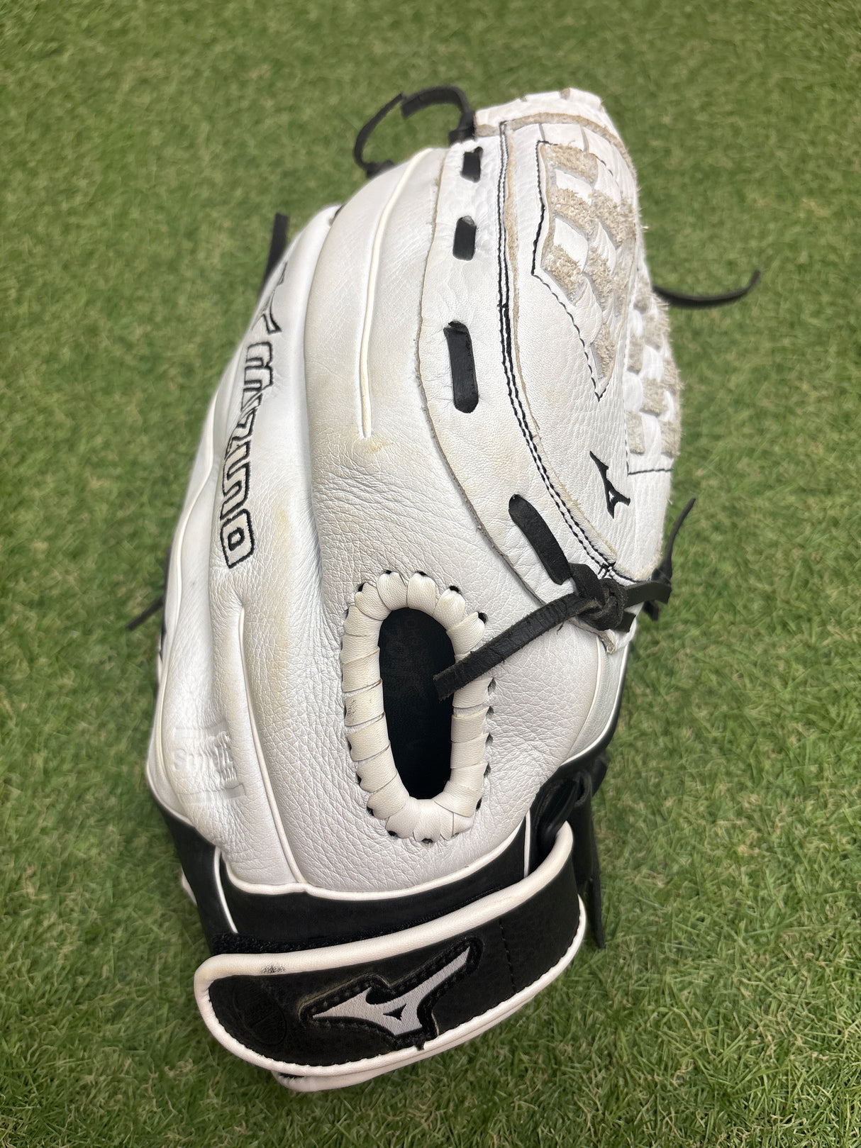 Used Mizuno 12.5'' Supreme Series RHT Fastpitch Glove - White