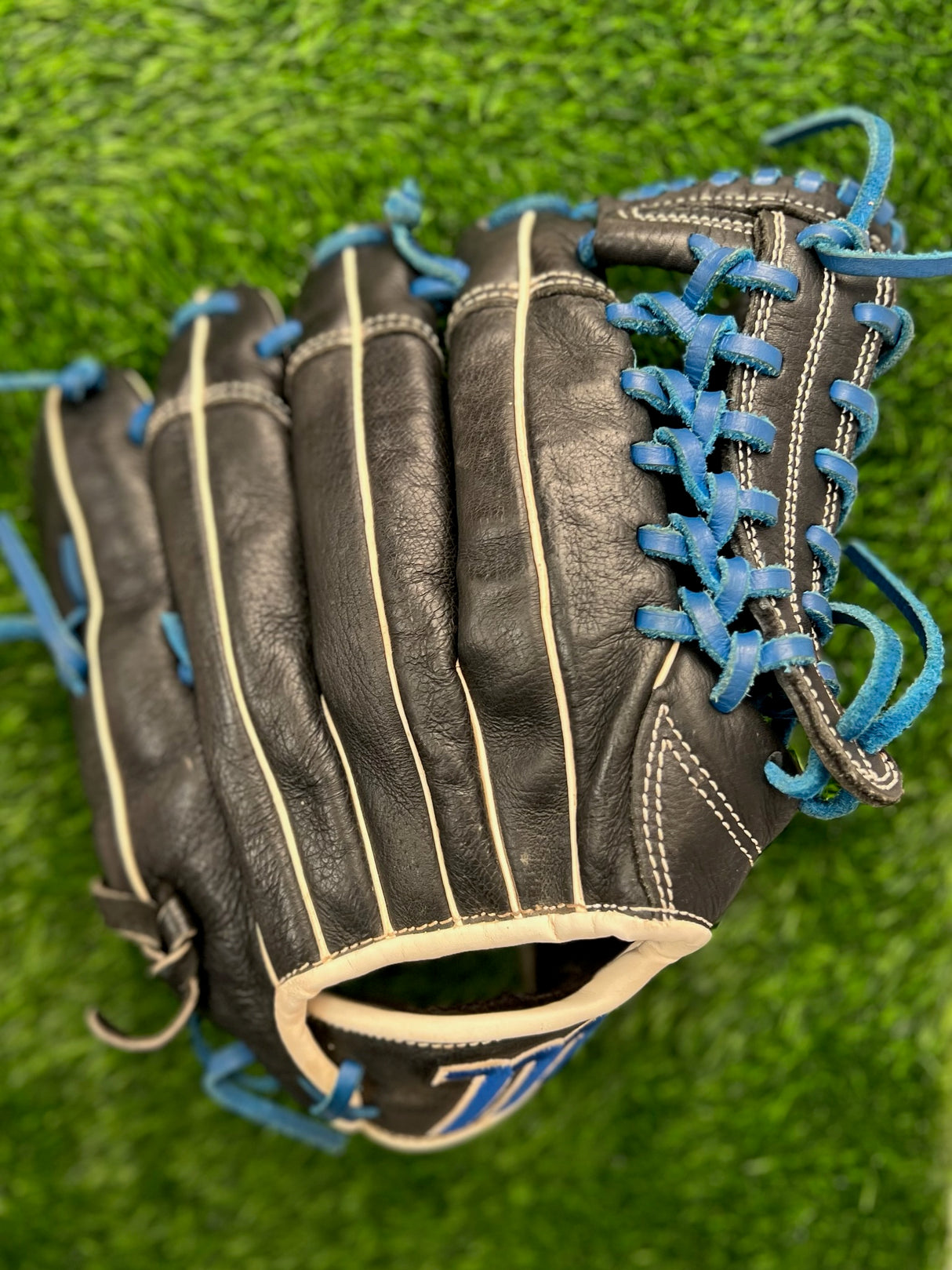 Used Marucci Acadia 11.75in Youth Glove