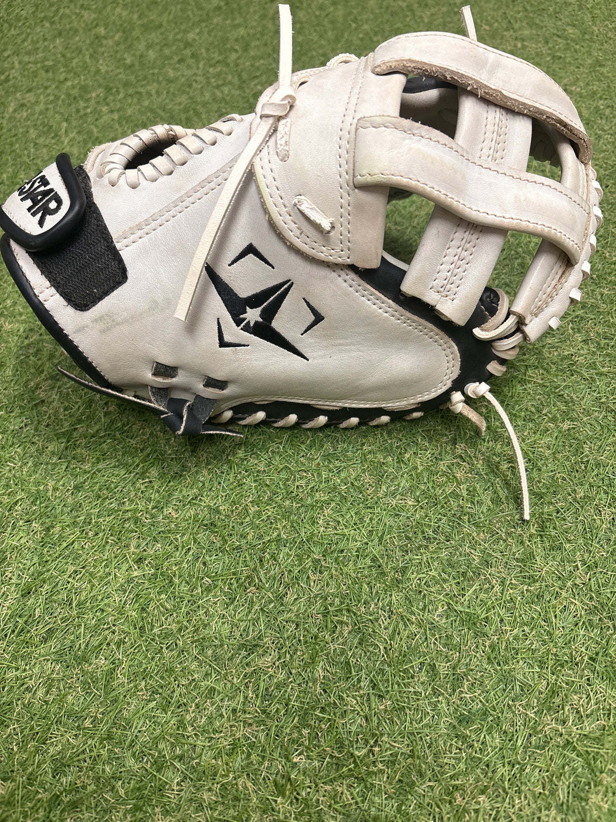 Used All-Star Heiress Series 34" Fastpitch RHT Catchers Mitt - White
