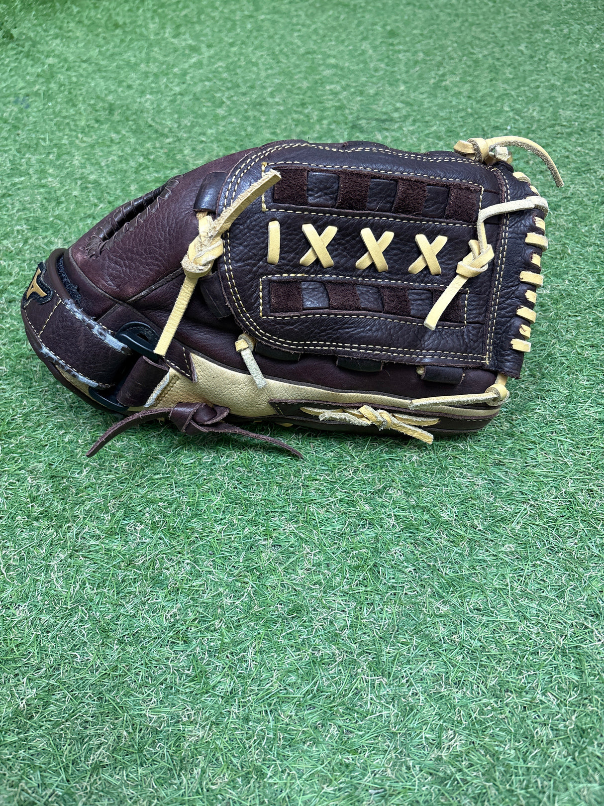 Used Mizuno Franchise 12.5in RHT Softball Glove