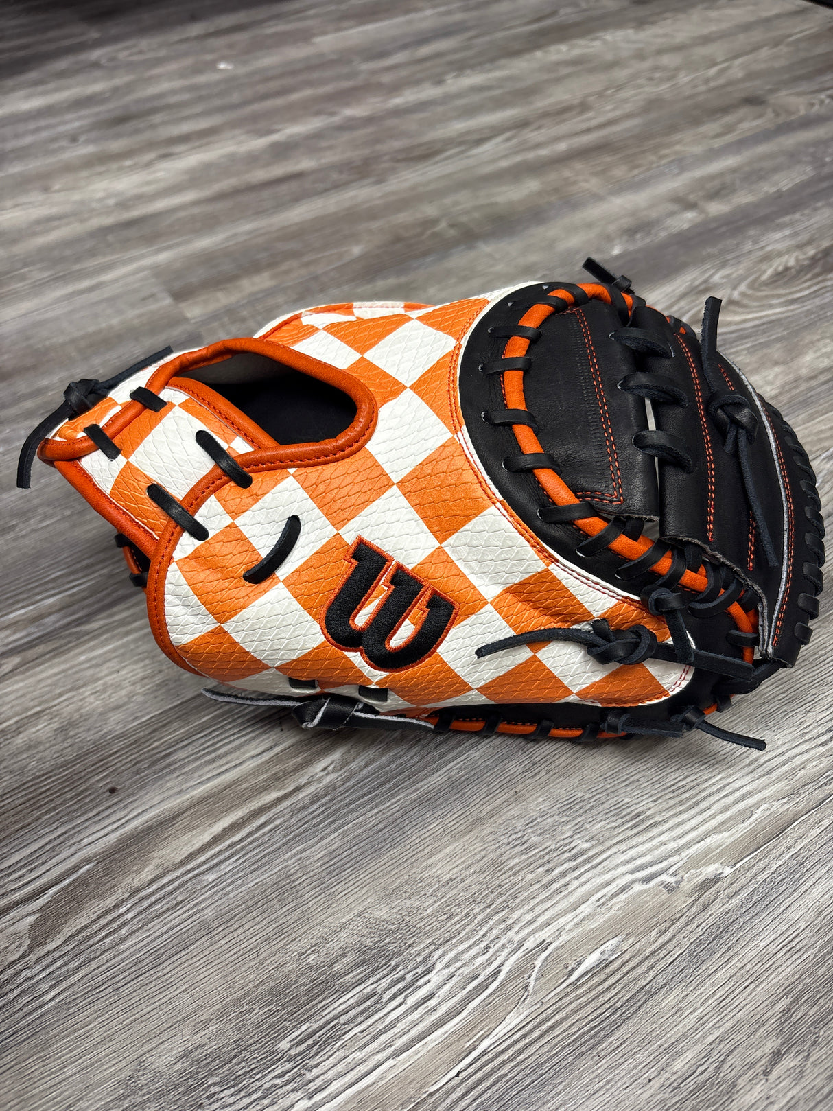 New Wilson A2000 33'' CM33SS SuperSkin Knoxville Series Catcher's Mitt