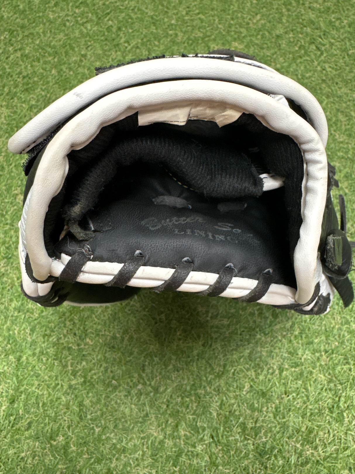 Used Mizuno 12.5'' Supreme Series RHT Fastpitch Glove - White