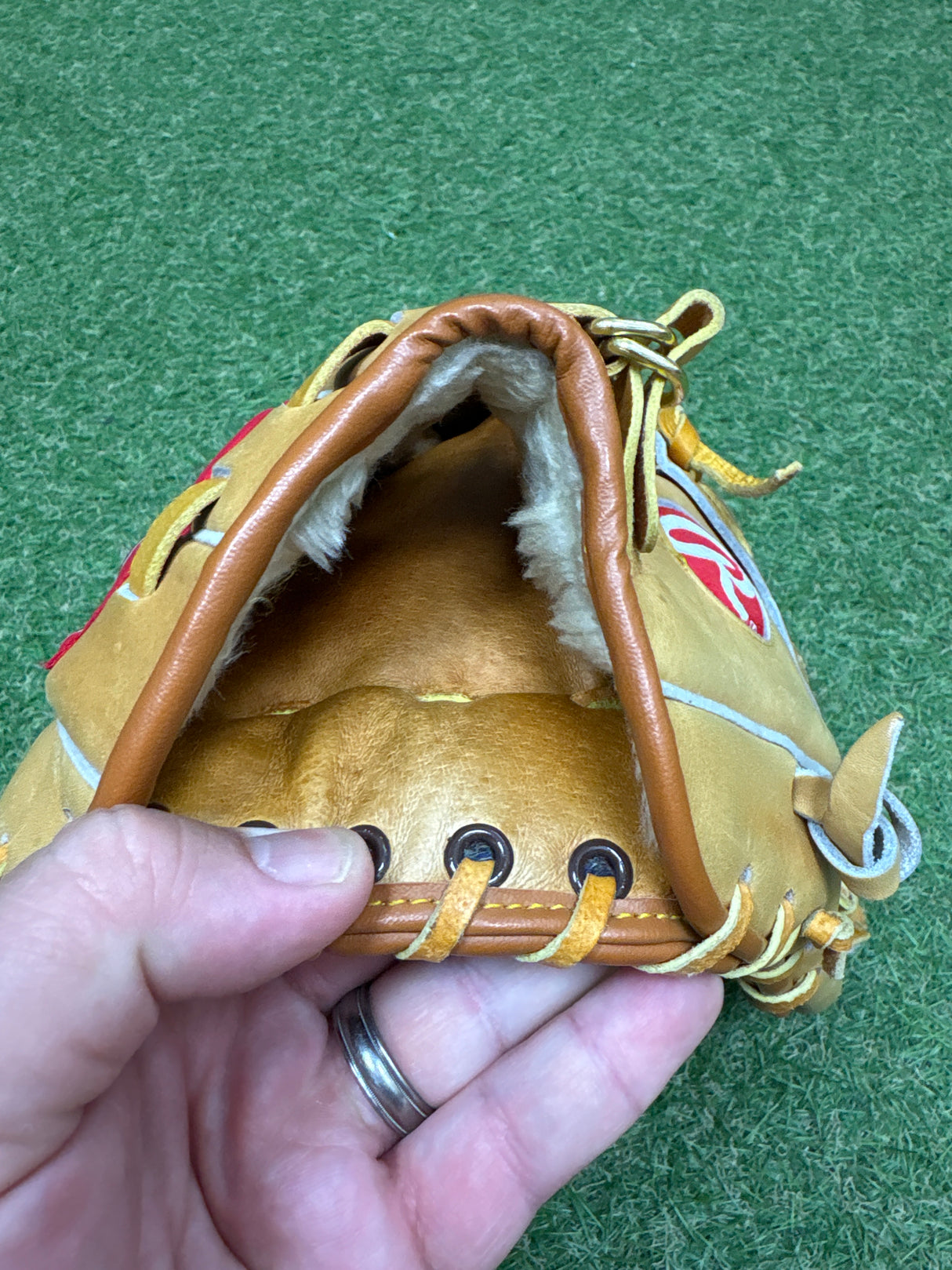 Used RAWLINGS 12.5 Fastback RBG36 JOSE CANSECO RHT Baseball Glove