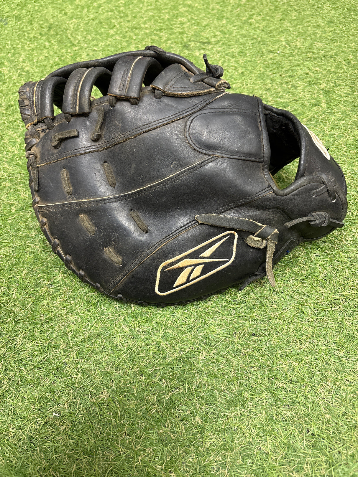 Used Reebok VR6000 Series 12in RHT First Base Mitt