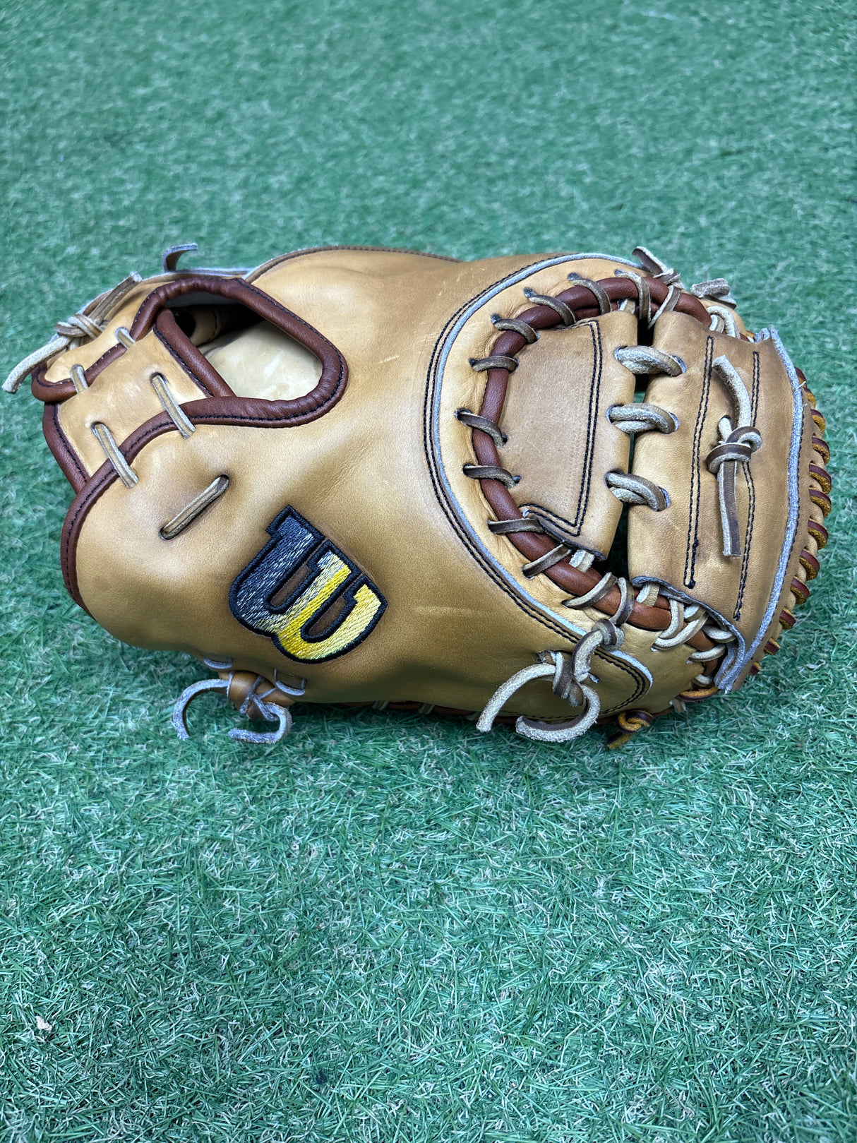Used Wilson A2000 CM33 33in Baseball Catchers Mitt - Like New
