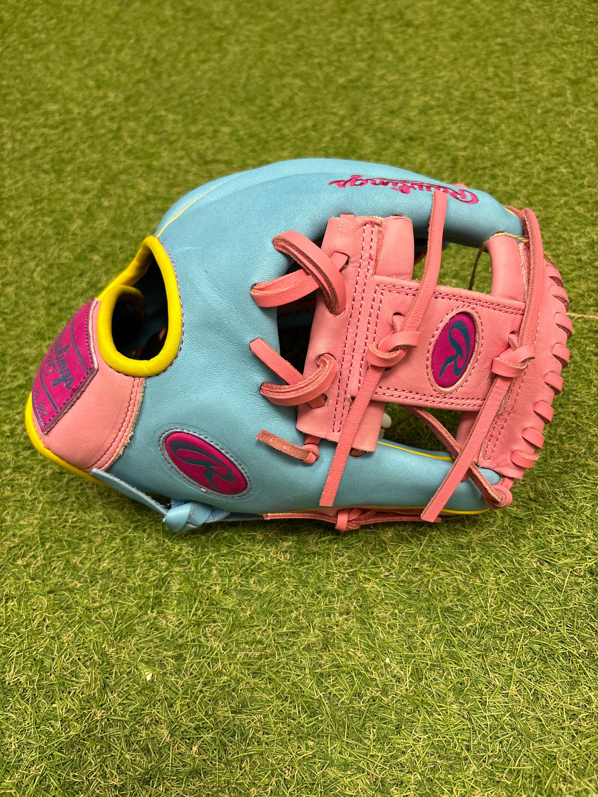 New Rawlings Heart of the Hide Spring Break 11.5" Infield RHT Baseball Glove