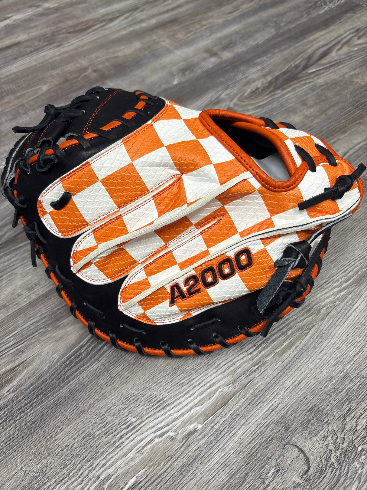 New Wilson A2000 33'' CM33SS SuperSkin Knoxville Series Catcher's Mitt