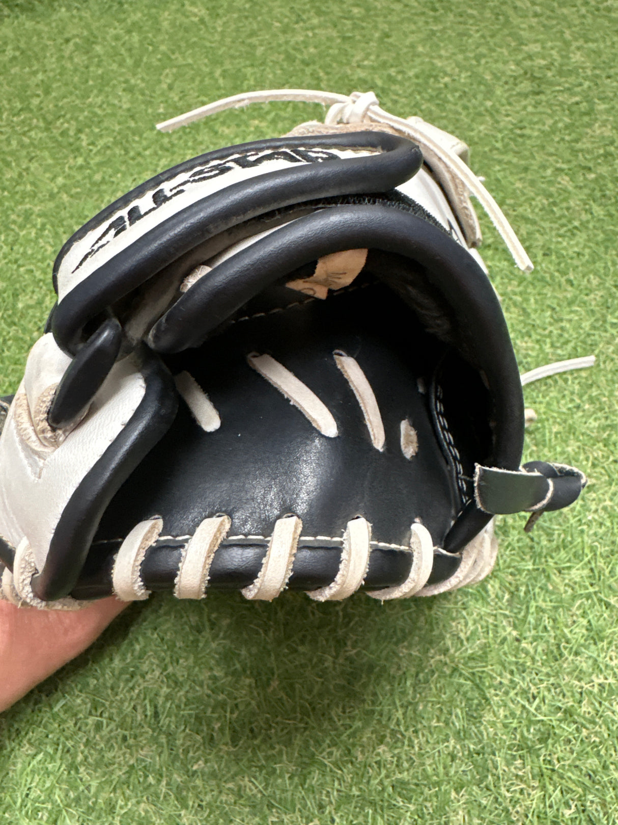 Used All-Star Heiress Series 34" Fastpitch RHT Catchers Mitt - White