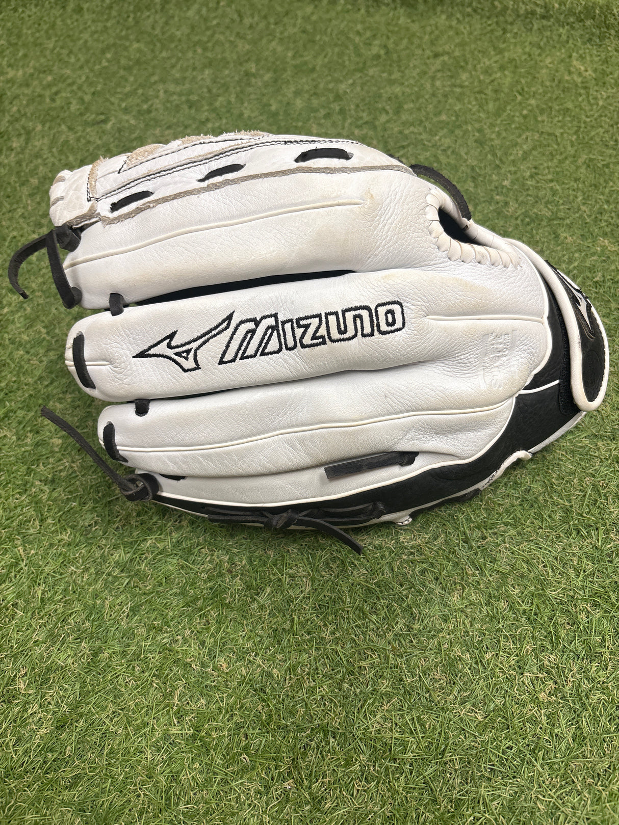 Used Mizuno 12.5'' Supreme Series RHT Fastpitch Glove - White