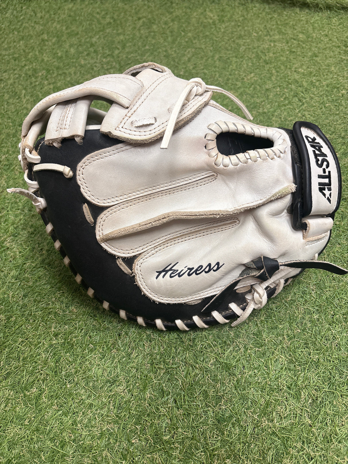 Used All-Star Heiress Series 34" Fastpitch RHT Catchers Mitt - White