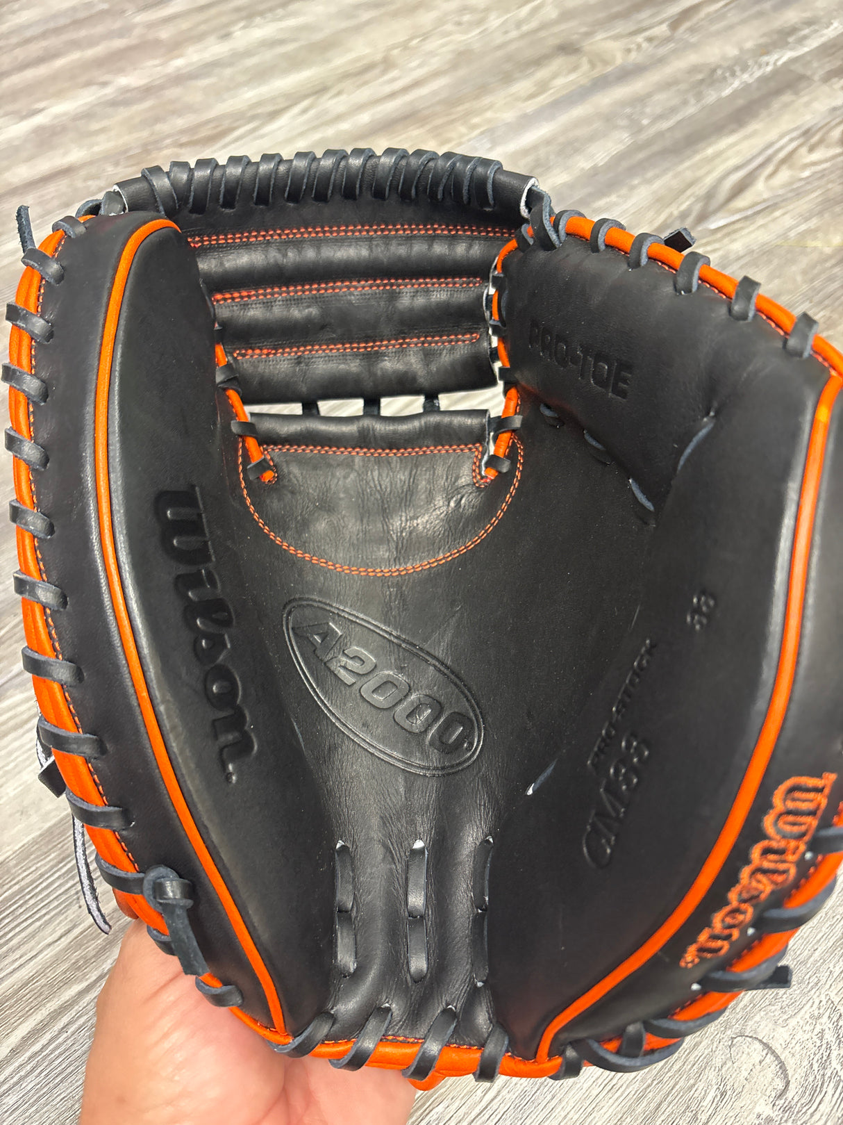 New Wilson A2000 33'' CM33SS SuperSkin Knoxville Series Catcher's Mitt